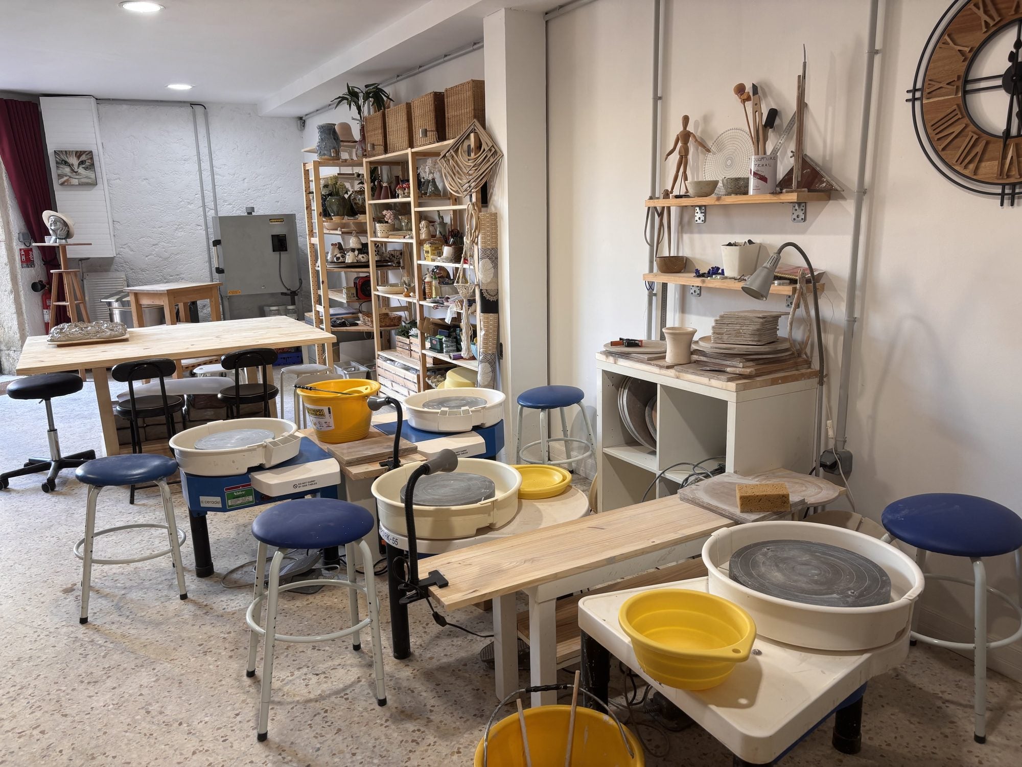 Vue de l'atelier avec les tours de potier et l'espace de cours